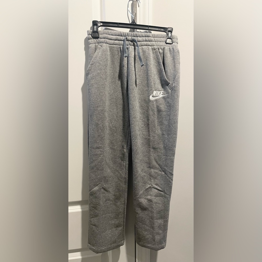 NWT Boys Youth Medium Nike Open Hem Sweatpants. Brand new. Never worn.